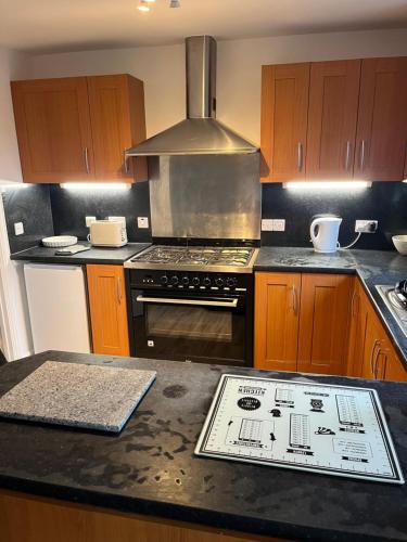 谢林汉姆SeaCross Sheringham Norfolk Coast 3 Bed Detached house的厨房配有炉灶和台面
