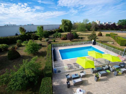 日安然镇宜必思尚品酒店的享有庭院游泳池的顶部景色