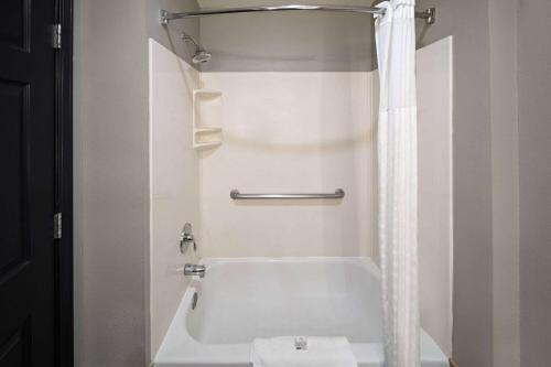 奥拉西奥拉西拉金塔套房酒店的白色的浴室设有浴缸和水槽。