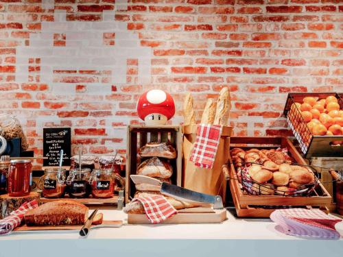 布隆ibis Styles Lyon Bron Eurexpo的一张桌子,上面放着不同类型的面包和糕点