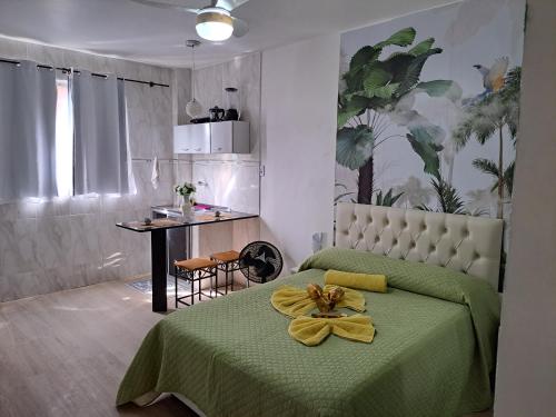 巴拉曼萨Apartamento CondominioEuropa centro de barra mansa的一间卧室配有一张绿色的床,上面有黄毛巾