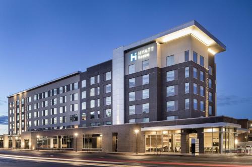 奥罗拉Hyatt House Denver Aurora的前面有标志的建筑