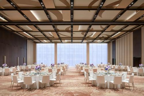 广州广州增城凯悦酒店的一个带桌椅的大型宴会厅