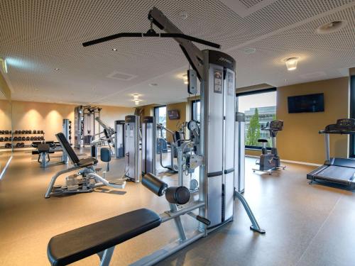 苏黎世Mercure Zürich City的一间健身房,里面配有几台跑步机