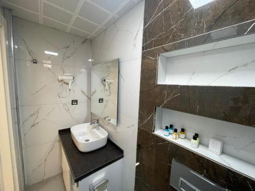 迪亚巴克尔Mitra otel的一间带水槽和镜子的浴室
