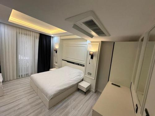 迪亚巴克尔Mitra otel的一间小卧室,配有白色的床和窗户