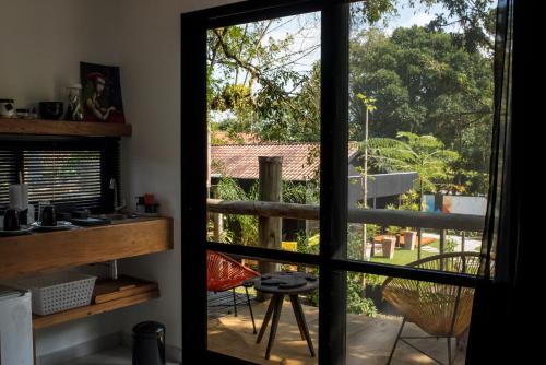 巴拉那州蓬塔尔Pousada Vila do Mel的通往享有庭院景致的阳台的门