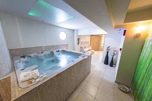 伊拉克里萨Vournelis Beach Hotel and Spa的一间带按摩浴缸的大浴室