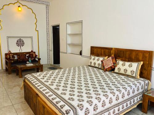 布什格尔Hotel tulsi palace的一间卧室配有一张大床和一张桌子