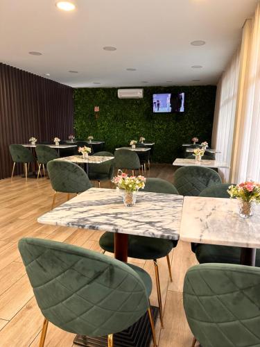 塔维拉Hotel Don Rodrigues的一间带桌椅和电视的用餐室