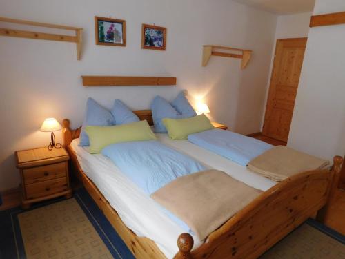 Ober-EtrachHolmbauer Ferienwohnung Panoramablick的一间卧室配有一张带蓝色枕头的大型木制床。