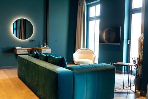韦斯特兰Hotel Atlantic的蓝色的客厅配有沙发和镜子