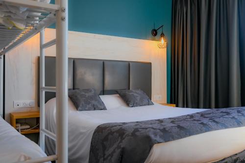 阿涅尔兹Logis Clermotel - Hôtel & Restaurant的一间卧室配有两张床和一张双层床。
