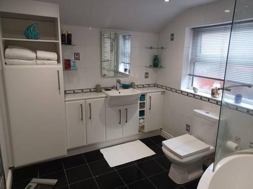 斯卡伯勒7 Cromwell Gardens - 2 Bed House的白色的浴室设有卫生间和水槽。