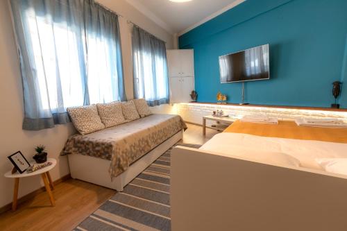 阿尔塔Korte Apartment 1的一间卧室配有一张床、一张沙发和一台电视。