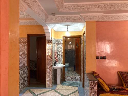 胡里卜盖Zino house的走廊上设有带水槽的浴室