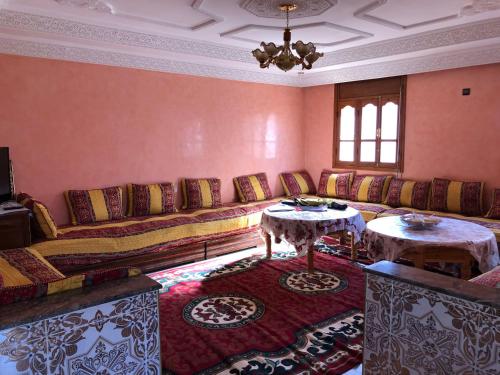 胡里卜盖Zino house的客厅配有沙发和2张桌子