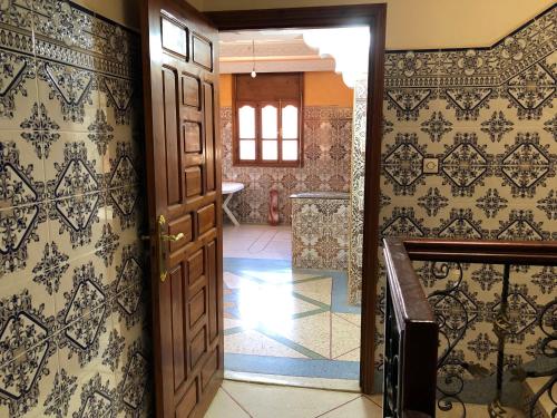 胡里卜盖Zino house的墙上纸的房间里一扇敞开的门