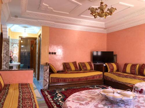 胡里卜盖Zino house的客厅配有两张沙发和一台电视机