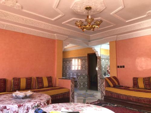 胡里卜盖Zino house的带沙发和吊灯的客厅