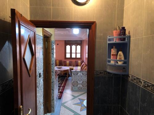 胡里卜盖Zino house的一间设有门的客房,可通往带冰箱的厨房