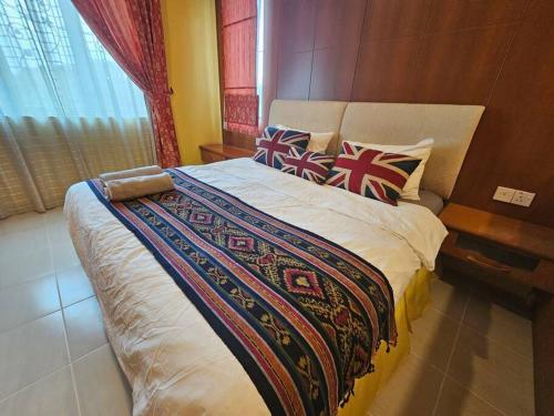 古晋Lovely Luxury Detached House Vivacity Kuching的一间卧室配有一张大床和枕头