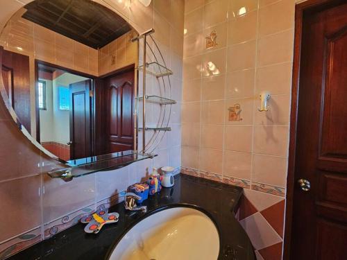 古晋Lovely Luxury Detached House Vivacity Kuching的一间带水槽和镜子的浴室
