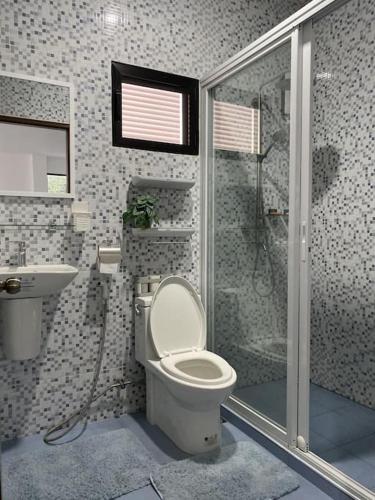 杜马格特New Uniquely-Designed House的带淋浴、卫生间和盥洗盆的浴室