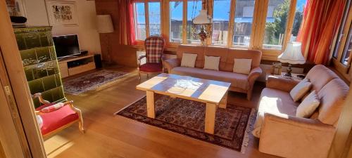 弗利姆斯Casa Bereca的带沙发和咖啡桌的客厅