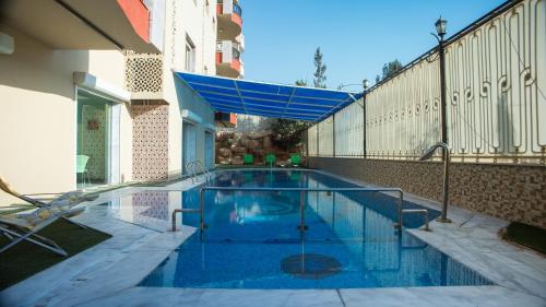 开罗The Villa 604 Powered by look的一座建筑物中央的游泳池