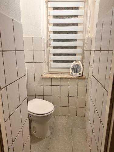 多特蒙德Geräumige Wohnung Dortmund City的一间带卫生间和窗户的小浴室