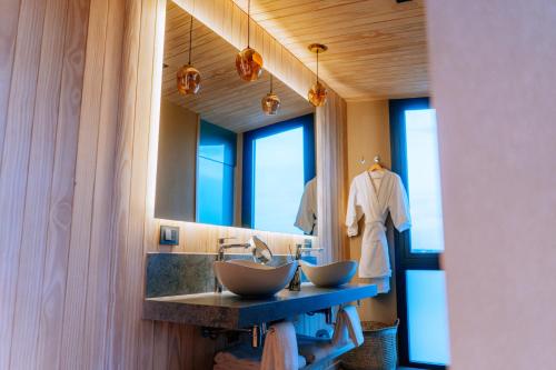 图蓬加托火山Andeluna Winery Lodge的浴室设有2个水槽和镜子