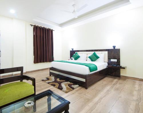 新德里Hotel Jiva Banquet的一间卧室配有一张床和一张玻璃桌