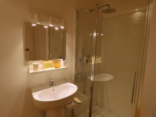 多莫多索拉[DomoHouse] Vista Chiesa的浴室配有水槽和带水槽的淋浴