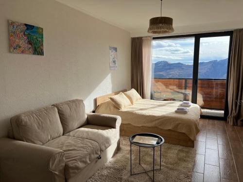 古多里Twins #144 New Gudauri with Mountain View的客厅配有沙发和1张床