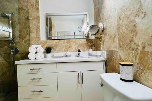 TamiamiCharming 2-Room Oasis - Miami的浴室设有白色水槽和镜子