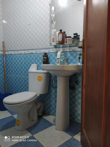 丹吉尔Chambre dans un appartement ensoleillé的一间带卫生间和水槽的浴室
