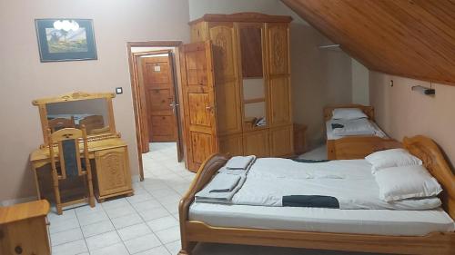 BistrizaПочивна станция - ТЕЦ Бобов дол的一间卧室配有两张床和梳妆台。