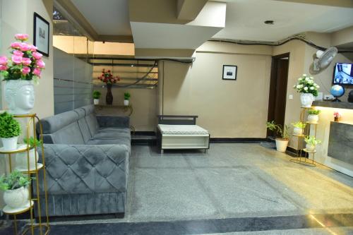 古尔冈Hotel Wedlock Premium Medanta的带沙发和电视的等候室