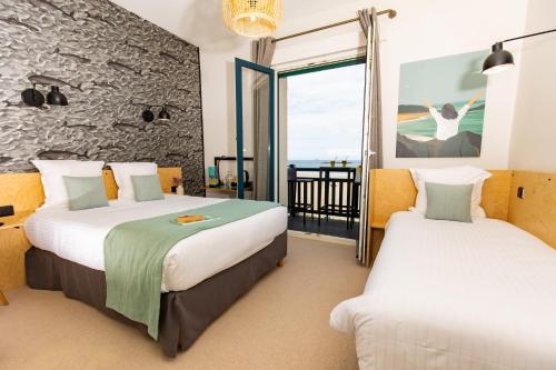 圣马洛查莫特斯酒店的酒店客房设有两张床和窗户。