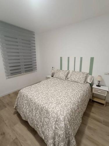马德里Encantador apartamento completo con dos habitaciones的白色的卧室设有床和窗户