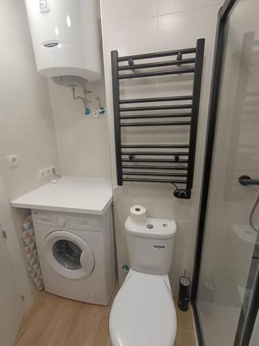 马德里Encantador apartamento completo con dos habitaciones的一间带卫生间和洗衣机的小浴室