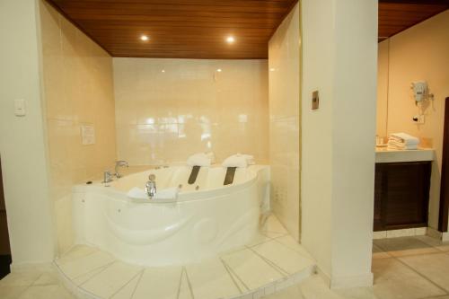 利马Epiqus Hotel的大型浴室设有浴缸和淋浴。