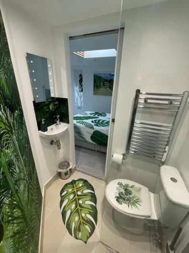 Cosy Jungle Cabin With Bathroom的一间带卫生间、水槽和镜子的浴室