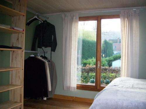 克勒伊斯贝尔亨Boskanthuisje的一间卧室设有一张床和一个美景窗户。