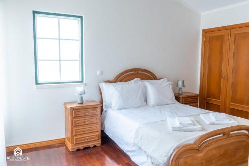 圣克鲁斯Santa Beach Villa - 3 bedrooms & BBQ的卧室配有白色的床和窗户。
