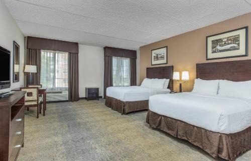 路易斯威尔Holiday Inn Louisville Airport - Fair/Expo, an IHG Hotel的酒店客房设有两张床和一台平面电视。