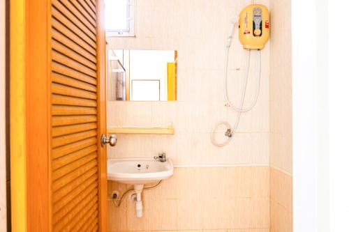 莱卡邦โกอินน์ สุวรรณภูมิ - GO INN Suvarnabhumi Airport的一间带水槽和淋浴的浴室