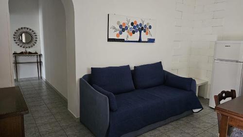 维耶斯泰Azienda Agricola Gentile - la casa degli ulivi的客厅里一张蓝色的沙发