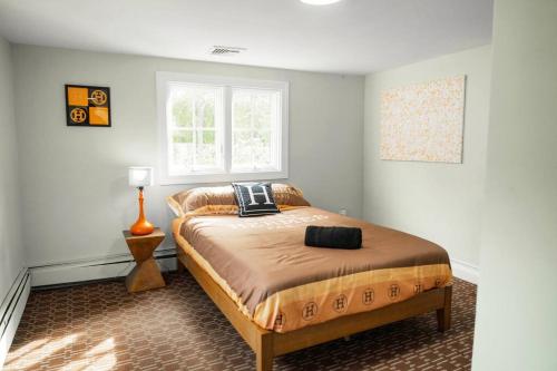Westhampton BeachCasa Hermes in Hamptons的一间卧室设有一张床和一个窗口